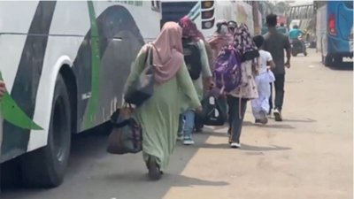 বাসে ওঠার উদ্দেশ্যে হাঁটছেন তারা