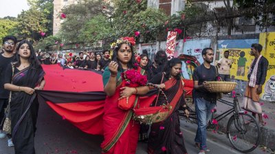 'লালযাত্রা'য় অংশ নেন নাট্যকর্মীসহ বিভিন্ন শ্রেণি-পেশার মানুষ