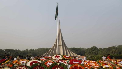 সর্বস্তরের মানুষের শ্রদ্ধার ফুলে ভরে গেছে সাভারের জাতীয় স্মৃতিসৌধ