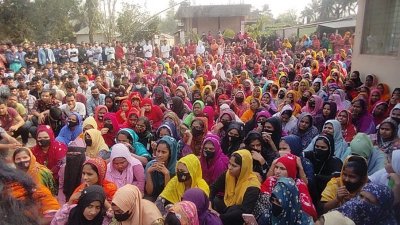 গাজীপুরে বেতনের দাবিতে সড়ক অবরোধ করেন গার্মেন্টস শ্রমিকরা (ফাইল ফটো)