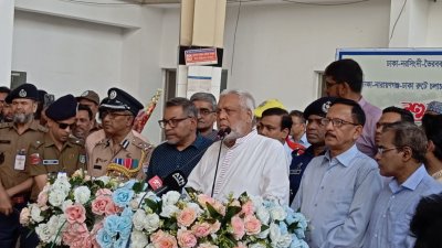 বক্তব্য রাখছেন উপদেষ্টা মুহাম্মদ ফাওজুল কবির খান