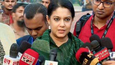 সাংবাদিকদের সঙ্গে কথা বলছেন সৈয়দা রিজওয়ানা হাসান