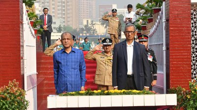 স্বরাষ্ট্র উপদেষ্টা মো. জাহাঙ্গীর আলম চৌধুরী  পুলিশ স্মৃতিসৌধে শ্রদ্ধা জানান