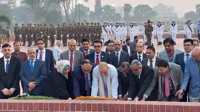 জাতীয় স্মৃতিসৌধে প্রধান বিচারপতির শ্রদ্ধা (ছবি: নাসিরুল ইসলাম)
