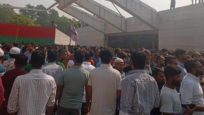 জিয়াউর রহমানের সমাধিতে শ্রদ্ধা জানাতে নেতাকর্মীদের ঢল