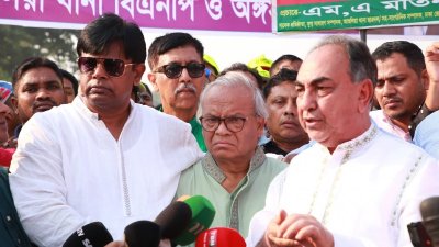 সাভারে স্মৃতিসৌধে ফুল দেওয়ার পর গণমাধ্যমের সঙ্গে কথা বলেন মির্জা আব্বাস
