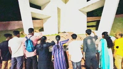 প্রতিবাদের মুখে খুলে দেওয়া হয় শহীদ মিনারের ফটক
