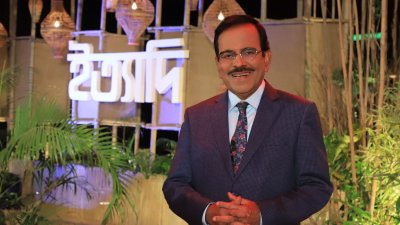 ‘ইত্যাদি’ রচনা, পরিচালনা ও উপস্থাপনা করেছেন হানিফ সংকেত