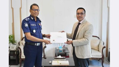 তারেক রহমানের পক্ষ থেকে তাকে ঈদ শুভেচ্ছা কার্ড পৌঁছে দেওয়া হচ্ছে