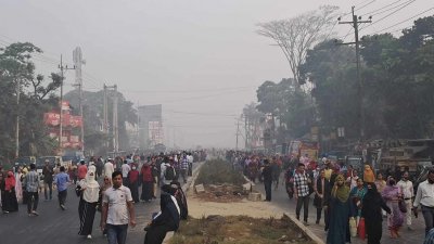 সড়ক অবরোধ করে বিক্ষোভ
