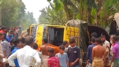 দুমড়েমুচড়ে যাওয়া ট্রাক
