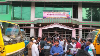 ভবন দখল করে নিজের প্রতিষ্ঠানের ব্যানার ঝুলিয়ে দেয়