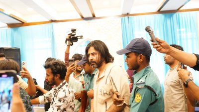 হাতকড়া পরে সংবাদ সম্মেলনে আফরান নিশো
