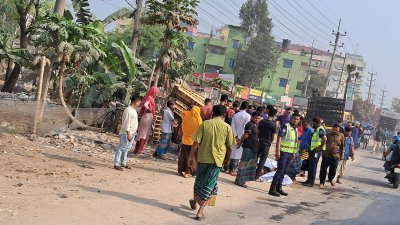 লাশ দেখতে ভিড়