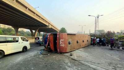 বাস নিয়ন্ত্রণ হারিয়ে উল্টে যায়