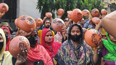 ভুখা মিছিল করেছেন শ্রম ভবনের সামনে অবস্থান নেওয়া পোশাক শ্রমিকরা