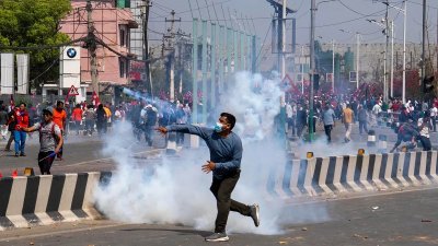 স্থানীয় কর্তৃপক্ষ পার্লামেন্ট  এলাকায় কারফিউ জারি করেছে। ছবি: এপি