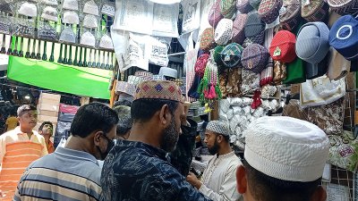 টুপির দোকানে ক্রেতাদের ভিড়