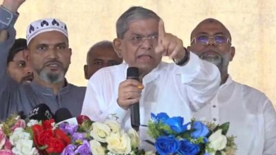 ঢাকা মহানগর উত্তর বিএনপি ৪২ নম্বর ওয়ার্ডের উদ্যোগে আয়োজিত অনুষ্ঠানে বক্তব্য রাখছেন মির্জা ফখরুল ইসলাম আলমগীর