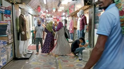 ব্যবসায়ীরা বলছেন, ক্রেতা থাকলেও তুলনামূলক বেচাকেনা কম