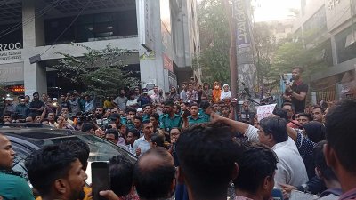 শ্রম ভবন ঘেরাও করে শ্রমিকদের বিক্ষোভ