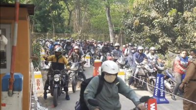 যমুনা সেতুতে প্রবেশের অপেক্ষায় থাকা মোটরসাইকেল