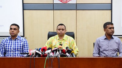 প্রেস ব্রিফিংয়ে  অতিরিক্ত পুলিশ কমিশনার (ডিবি) রেজাউল করিম মল্লিক