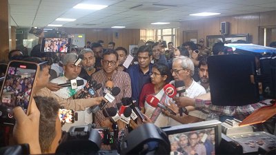 সাংবাদিকদের সঙ্গে কথা বলছেন শ্রম ও কর্মসংস্থান মন্ত্রণালয়ের সচিব এ এইচ এম সফিকুজ্জামান