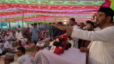 ফেনীতে গণইফতার অনুষ্ঠানে বক্তব্য রেখেছেন আমার বাংলাদেশ (এবি) পার্টির চেয়ারম্যান মজিবুর রহমান ভূঁইয়া মঞ্জু