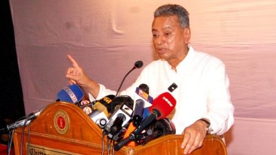 চট্টগ্রাম ক্লাবে ইফতার মাহফিলে বক্তব্য দেন আমির খসরু মাহমুদ চৌধুরী