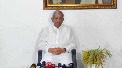 সাংবাদিকদের সঙ্গে কথা বলছেন মির্জা ফখরুল ইসলাম আলমগীর