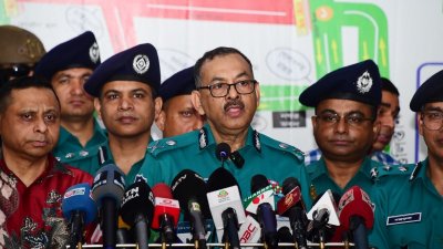 সাংবাদিকদের সঙ্গে কথা বলছেন ডিএমপি কমিশনার
