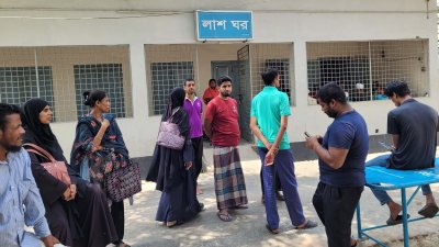হাসপাতালের মর্গের সামনে স্বজনদের অপেক্ষা