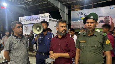 অভিযানের সময় নৌপুলিশ হ্যান্ড মাইকের মাধ্যমে যাত্রীদের সচেতন করতে দেখা যায়