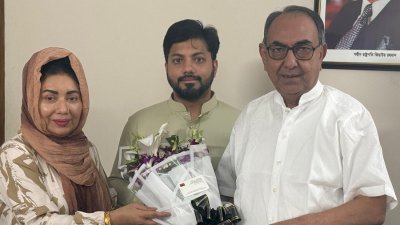 ইশরাক হোসেনকে ফুল দিয়ে শুভেচ্ছা জানাচ্ছেন বিএনপির স্থায়ী কমিটির সদস্য মির্জা আব্বাস