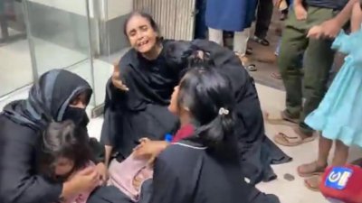 চট্টগ্রাম মেডিক্যাল হাসপাতালের সামনে গাড়িচালক মানিকের স্বজনদের আহজারি