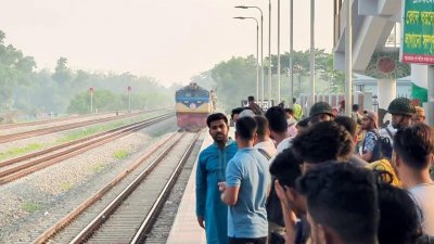 কসবা রেলওয়ে স্টেশনে জড়ো হন স্থানীয় লোকজন