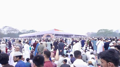 ছয়টি প্রবেশ ফটক দিয়ে মুসল্লিরা মাঠে প্রবেশ করেন