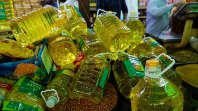 বিক্রির জন্য দোকানে রাখা সয়াবিন তেল (ফাইল ছবি)
