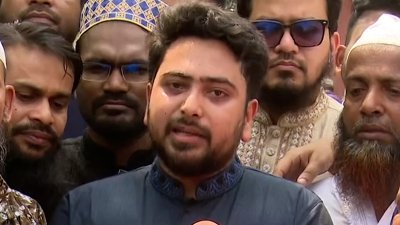 জুরাইন কবরস্থানে জুলাই গণঅভ্যুত্থানের শহীদদের কবর জিয়ারত শেষে সাংবাদিকদের সঙ্গে কথা বলছেন নাহিদ ইসলাম