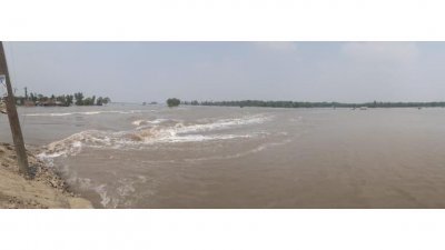 বেড়িবাঁধ ভেঙে কমপক্ষে ১০টি গ্রামের বিস্তীর্ণ এলাকা প্লাবিত হয়েছে