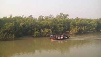 সুন্দরবনে ট্রলারে পর্যটক