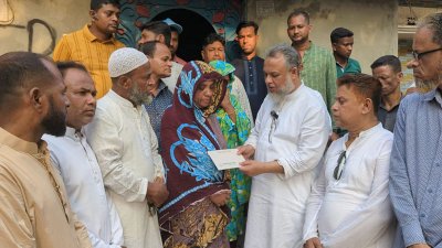 তারেক রহমানের পক্ষে ঈদ উপহার পৌঁছে দিচ্ছেন সংগঠনের নেতাকর্মীরা