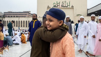 ঈদের নামাজ শেষে কোলাকুলি করছে দুই শিশু