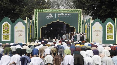 জাতীয় ঈদগাহে ঈদের প্রধান জামাত অনুষ্ঠিত (ছবি: সাজ্জাদ হোসেন)