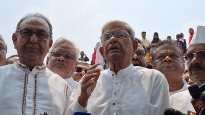 সাংবাদিকদের সঙ্গে কথা বলছেন মির্জা ফখরুল ইসলাম আলমগীর
