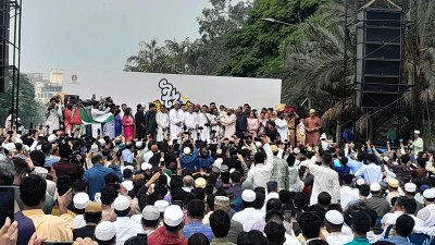 ঈদ আনন্দ মিছিল শেষে মানিক মিয়া এভিনিউতে মঞ্চে কথা বলছেন আসিফ মাহমুদ সজীব ভূঁইয়া