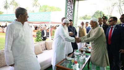 জামায়াতের আমিরের সঙ্গে ঈদ শুভেচ্ছে বিনিময় করছেন প্রধান উপদেষ্টা