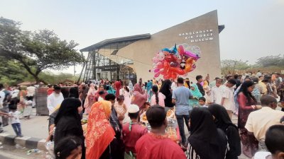 ঈদের ছুটিতে বিমানবাহিনী জাদুঘরে দর্শনার্থী প্রবেশের লম্বা লাইন