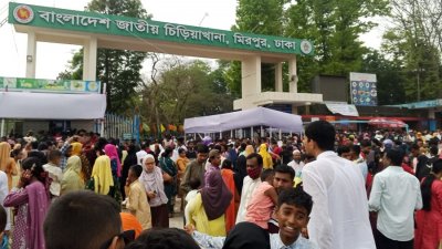 ঈদের ছুটিতে চিড়িয়াখানা টিকিট কাউন্টার ও প্রবেশপথে ভিড় দেখা যায়